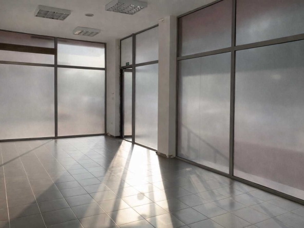 Дава се под наем Магазин в Пловдив, Христо Смирненски - 48 кв.м за 398.82 € - Снимка #1