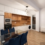 Дава се под наем Тристаен апартамент в Пловдив, Център - 87 кв.м за 608.43 € - Снимка #1