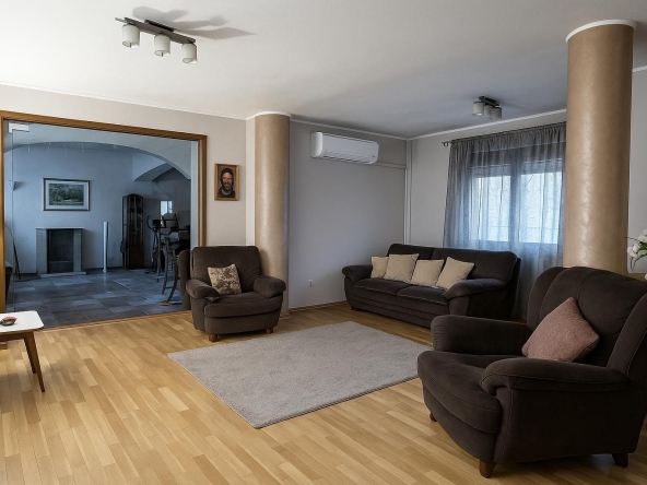 Дава се под наем Тристаен апартамент в Пловдив, Младежки Хълм - 130 кв.м за 663 € - Снимка #1