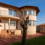 Многостаен апартамент в с. Граф Игнатиево, Област Пловдив - 500 кв.м за 740 €/кв.м - Снимка #1