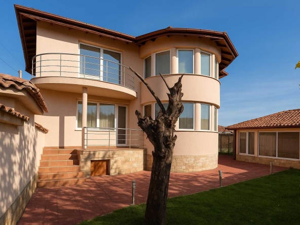 Многостаен апартамент в с. Граф Игнатиево, Област Пловдив - 500 кв.м за 740 €/кв.м - Снимка #1