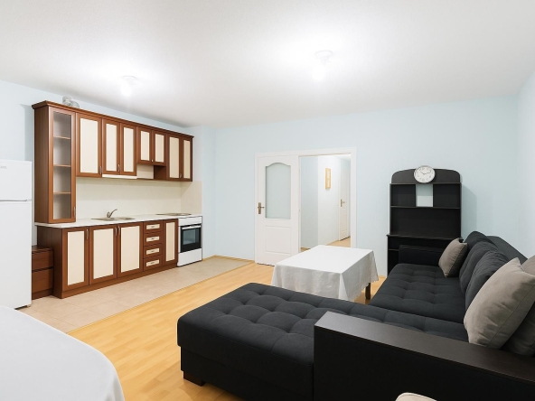 Дава се под наем Тристаен апартамент в Пловдив, Център - 100 кв.м за 433.5 € - Снимка #1