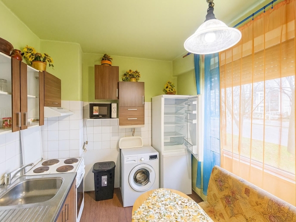 Дава се под наем Тристаен апартамент в Пловдив, Изгрев - 76 кв.м за 306 € - Снимка #1