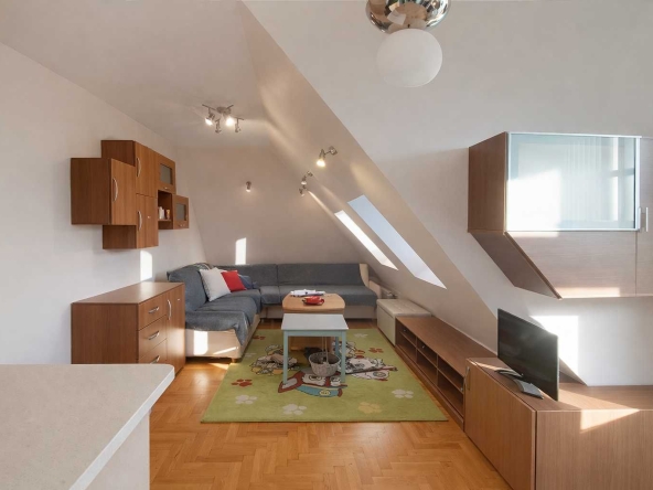 Дава се под наем Двустаен апартамент в София, Център - 60 кв.м за 598.23 € - Снимка #1