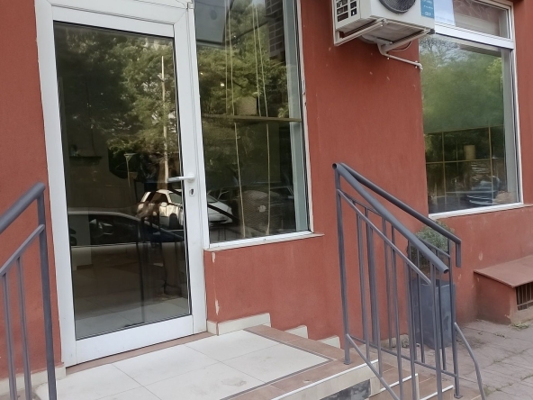 Дава се под наем Магазин в Варна, Базар Левски - 42 кв.м за 459 € - Снимка #1