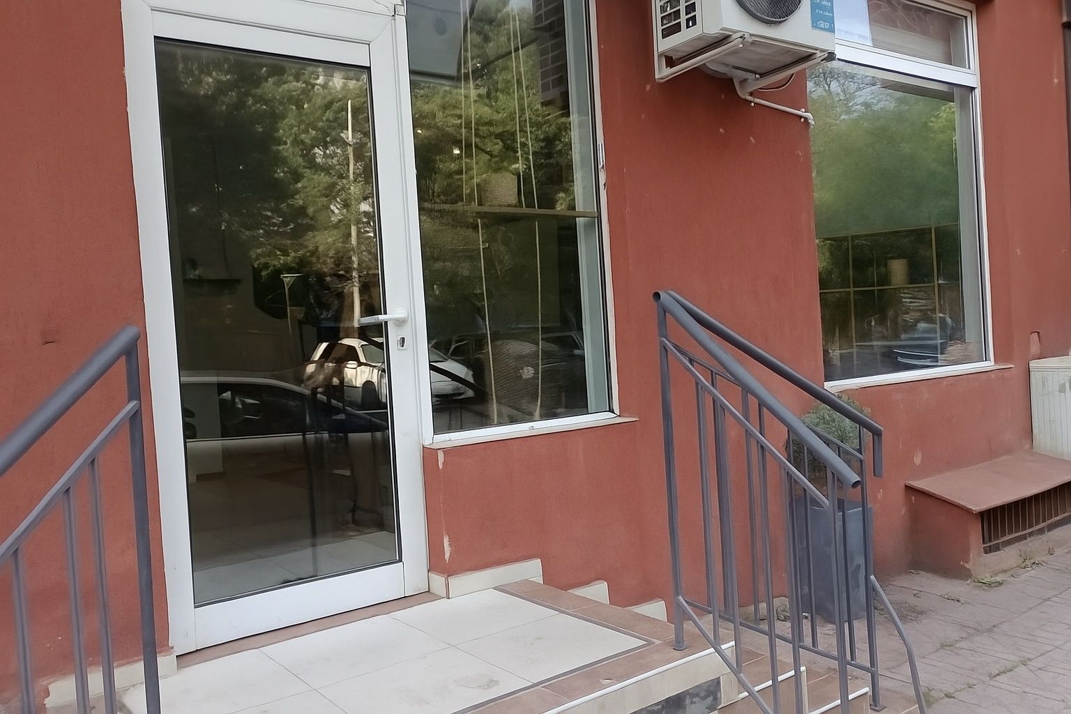 Дава се под наем Магазин в Варна, Базар Левски - 42 кв.м за 459 € - Снимка #1