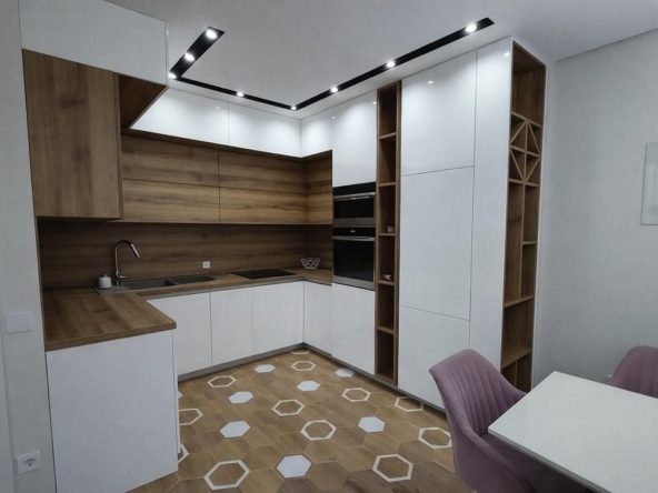 Дава се под наем Тристаен апартамент в Бургас, Сарафово - 114 кв.м за 897.6 € - Снимка #1