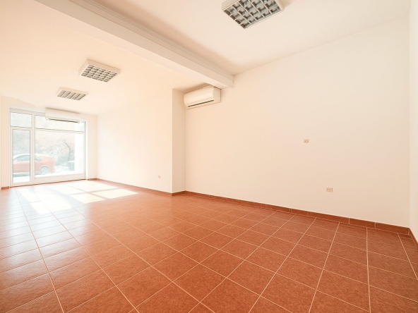 Дава се под наем Магазин в Бургас, Център - 45 кв.м за 356.49 € - Снимка #1