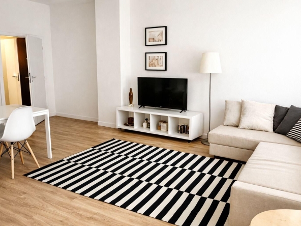 Дава се под наем Тристаен апартамент в София, Център - 85 кв.м за 897.6 € - Снимка #1