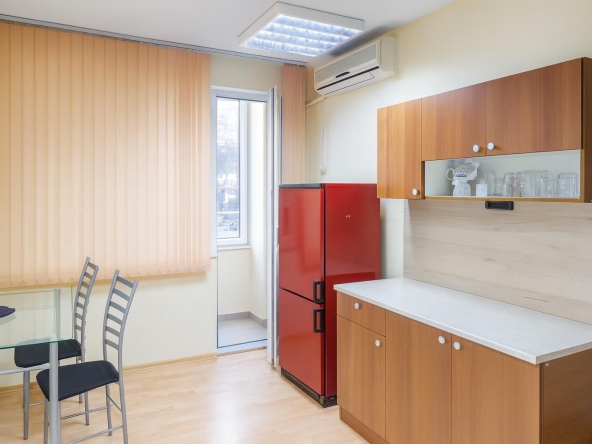 Дава се под наем Двустаен апартамент в Пловдив, Център - 65 кв.м за 383 € - Снимка #1