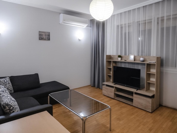 Дава се под наем Тристаен апартамент в Пловдив, Кючук Париж - 100 кв.м за 561 € - Снимка #1