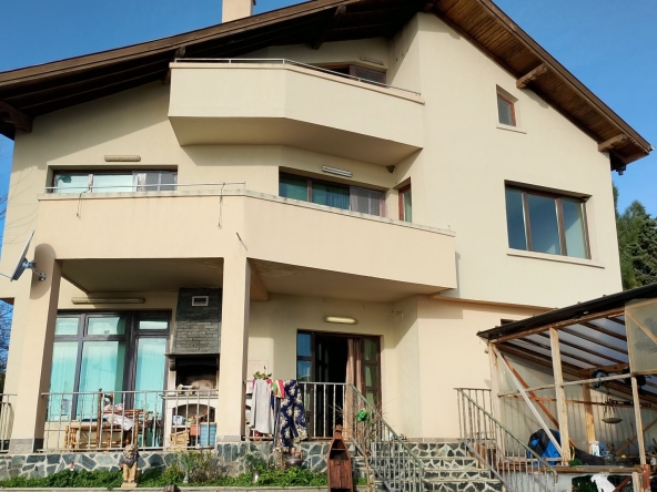 Дава се под наем Къща в Варна, м-т Фичоза - 300 кв.м за 204 € - Снимка #1