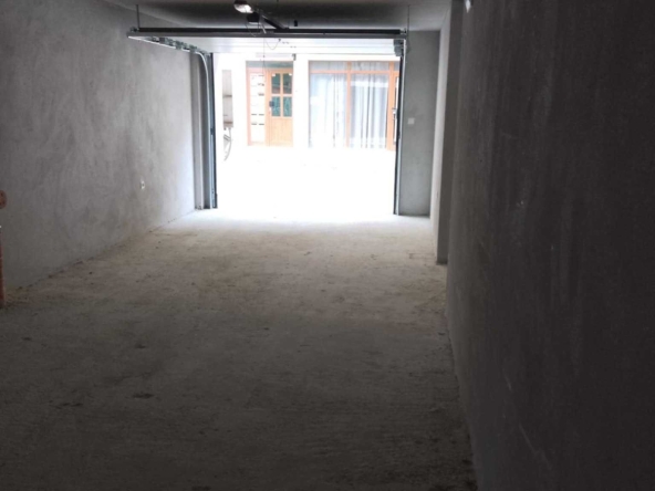 Дава се под наем Гараж / Паркомясто в Варна, Колхозен пазар - 33 кв.м за 204 € - Снимка #1