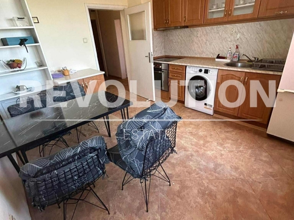 Дава се под наем Тристаен апартамент в Пловдив, Център - 65 кв.м за 475 € - Снимка #1