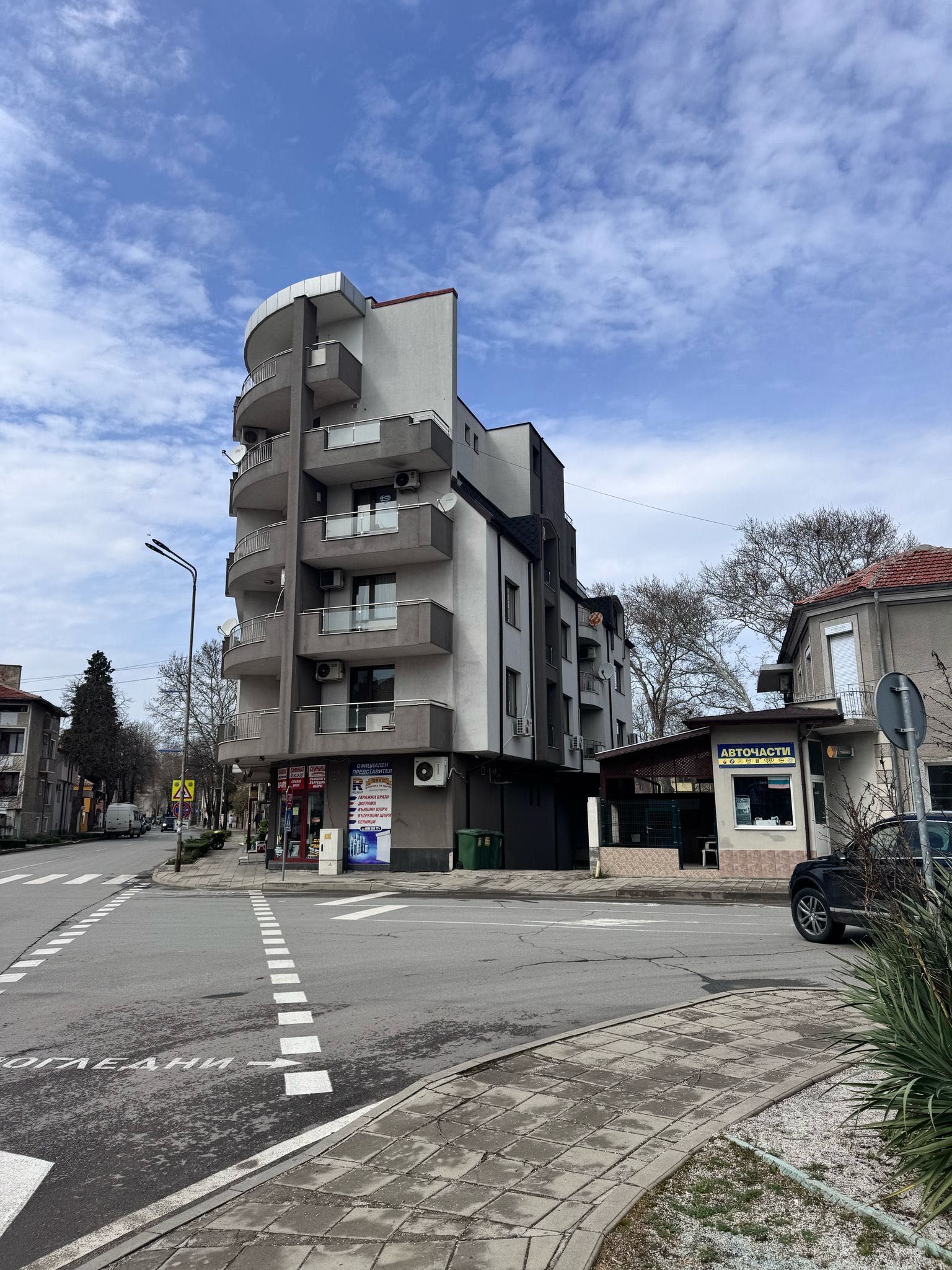 Дава се под наем Тристаен апартамент в Свиленград - 80 кв.м за 433.5 € - Снимка #1