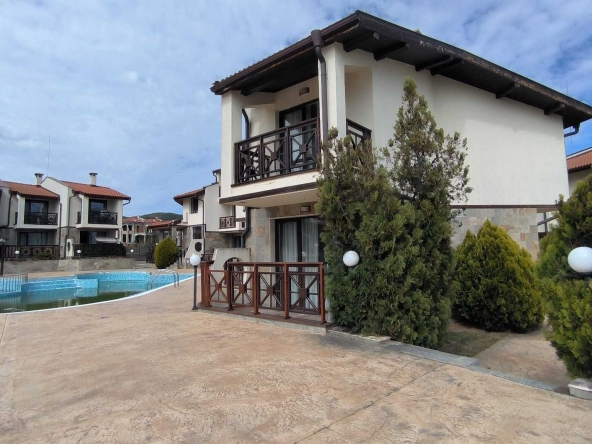 Тристаен апартамент в с. Кошарица, Област Бургас - 116 кв.м за 1011 €/кв.м - Снимка #1