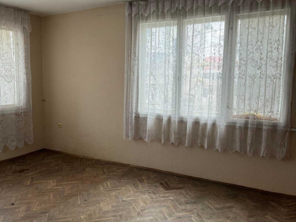 Тристаен апартамент в Айтос - 130 кв.м за 693 €/кв.м - Снимка #1