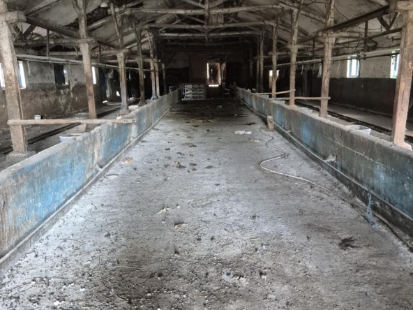 Промишлена сграда в Плевен, 9-ти квартал - 2000 кв.м за 8 €/кв.м - Снимка #1