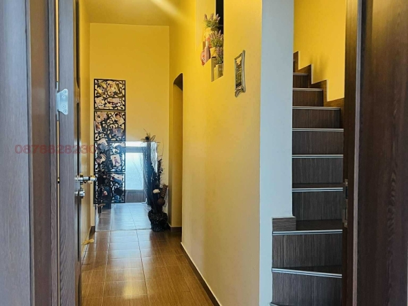 Къща в Шумен, Военно училище - 110 кв.м за 1901 €/кв.м - Снимка #1