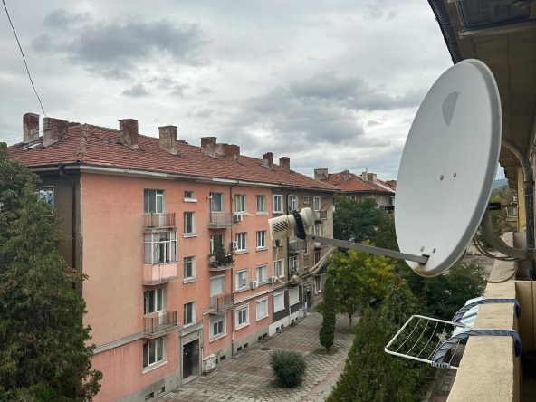 Тристаен апартамент в Бобов дол - 78 кв.м за 321 €/кв.м - Снимка #1