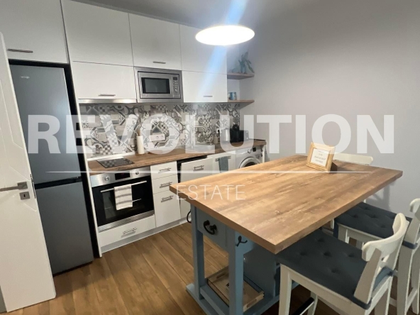 Дава се под наем Двустаен апартамент в к.к. Св.Св. Константин и Елена - 69 кв.м за 700 € - Снимка #1