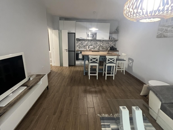 Дава се под наем Двустаен апартамент в к.к. Св.Св. Константин и Елена - 69 кв.м за 665 € - Снимка #1