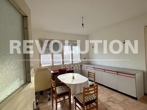 Дава се под наем Тристаен апартамент в Пловдив, Център - 100 кв.м за 357 € - Снимка #1