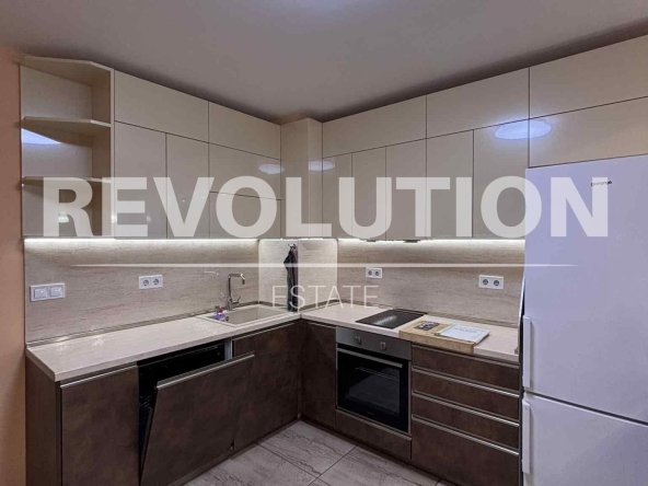 Дава се под наем Тристаен апартамент в Пловдив, Кършияка - 85 кв.м за 600 € - Снимка #1