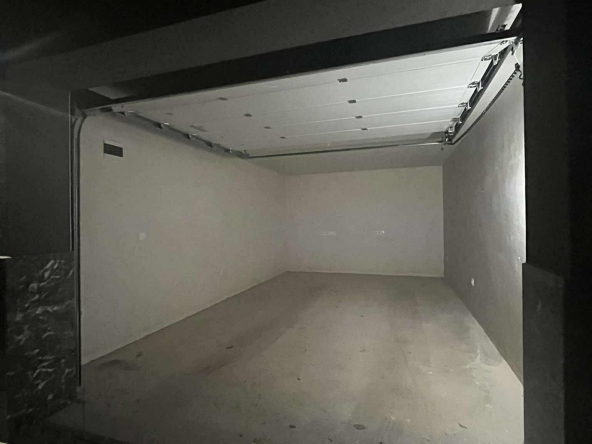 Дава се под наем Гараж / Паркомясто в София, Зона Б-5 - 38 кв.м за 169.32 € - Снимка #1