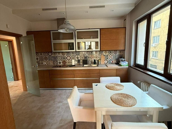 Дава се под наем Тристаен апартамент в София, Център - 100 кв.м за 1196.97 € - Снимка #1