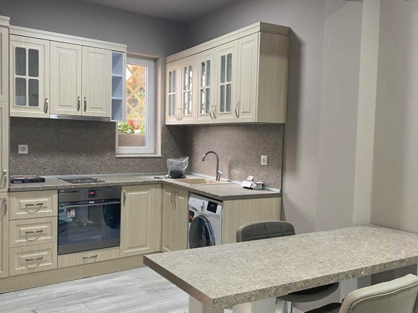 Дава се под наем Тристаен апартамент в Варна, ЖП Гара - 75 кв.м за 997.05 € - Снимка #1