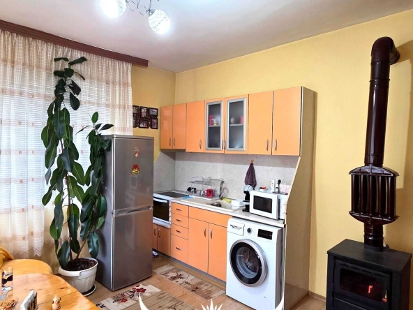 Двустаен апартамент в Лъки - 4000 кв.м за 6 €/кв.м - Снимка #1