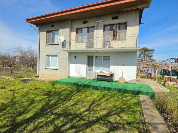 Етаж от къща в с. Ловец, Област Търговище - 94 кв.м за 299 €/кв.м - Снимка #1