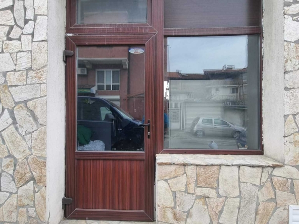 Дава се под наем Магазин в Самоков - 17 кв.м за 298.86 € - Снимка #1