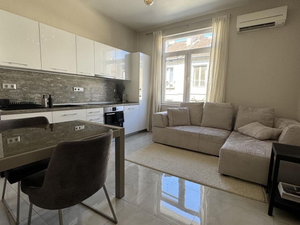 Дава се под наем Двустаен апартамент в София, Център - 55 кв.м за 847.62 € - Снимка #1