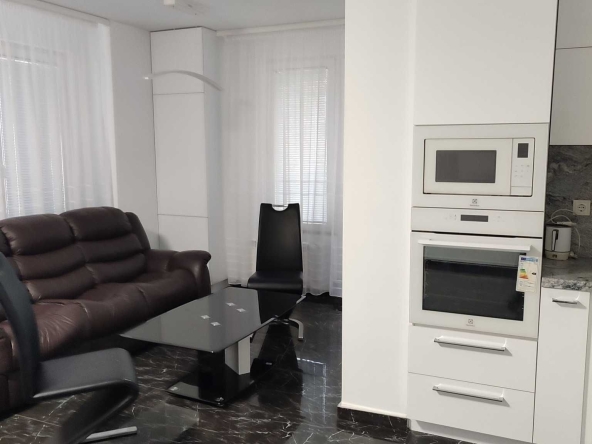 Дава се под наем Двустаен апартамент в София, Витоша - 66 кв.м за 757.86 € - Снимка #1