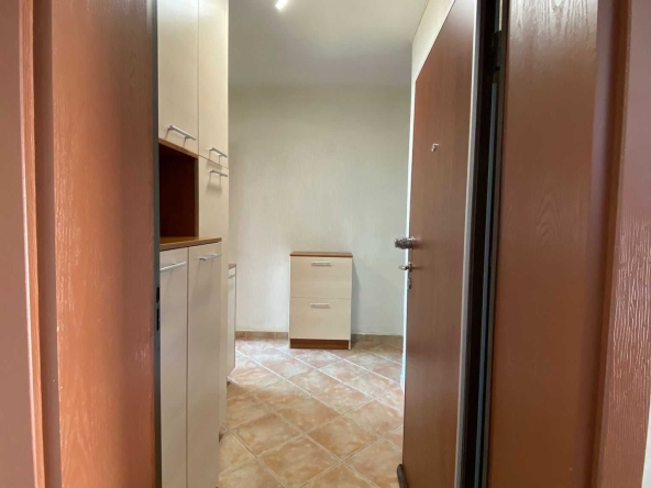 Дава се под наем Тристаен апартамент в Плевен, 9-ти квартал - 69 кв.м за 351.9 € - Снимка #1