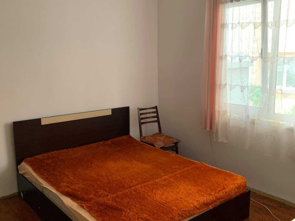 Дава се под наем Двустаен апартамент в Бургас, Лазур - 70 кв.м за 153 € - Снимка #1