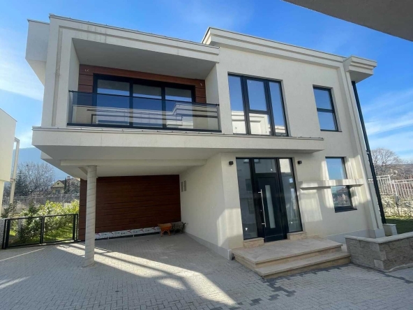 Къща в с. Марково, Област Пловдив - 457 кв.м за 1313 €/кв.м - Снимка #1