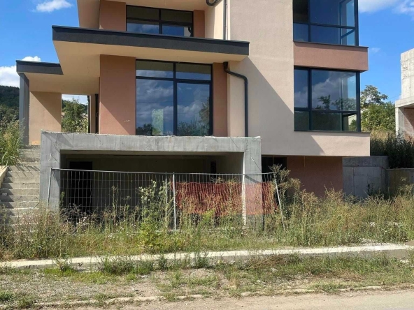 Къща в с. Старозагорски бани, Област Стара Загора - 300 кв.м за 1034 €/кв.м - Снимка #1