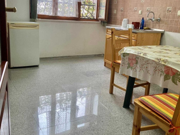 Дава се под наем Тристаен апартамент в Бургас, Център - 90 кв.м за 127.5 € - Снимка #1