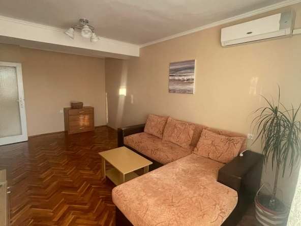 Дава се под наем Тристаен апартамент в Бургас, Лазур - 100 кв.м за 561 € - Снимка #1