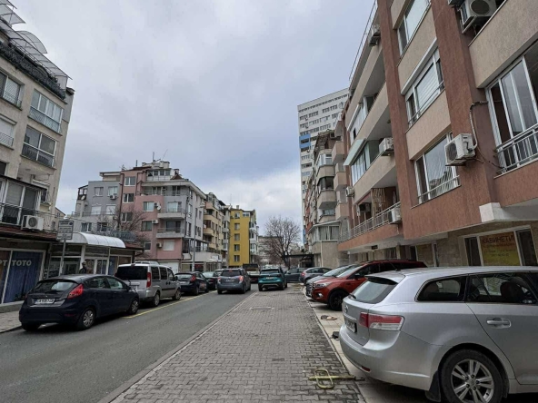 Офис в Бургас, Лазур - 30 кв.м за 1834 €/кв.м - Снимка #1