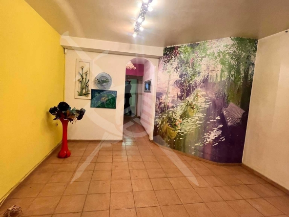 Дава се под наем Магазин в Варна, Червен площад - 40 кв.м за 550 € - Снимка #1