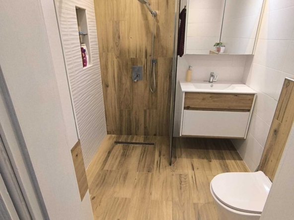 Дава се под наем Тристаен апартамент в София, Център - 100 кв.м за 790 € - Снимка #1