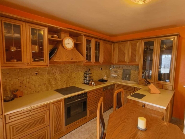 Къща в Добрич, Дружба 1 - 410 кв.м за 854 €/кв.м - Снимка #1