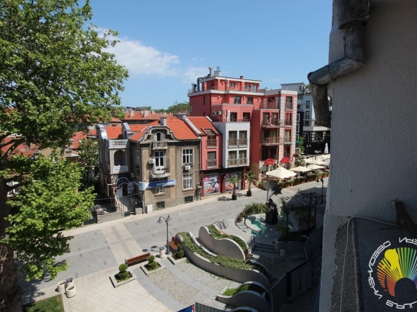 Дава се под наем Тристаен апартамент в Бургас, Център - 90 кв.м за 612 € - Снимка #1