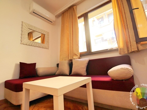 Дава се под наем Тристаен апартамент в Бургас, Център - 90 кв.м за 459 € - Снимка #1