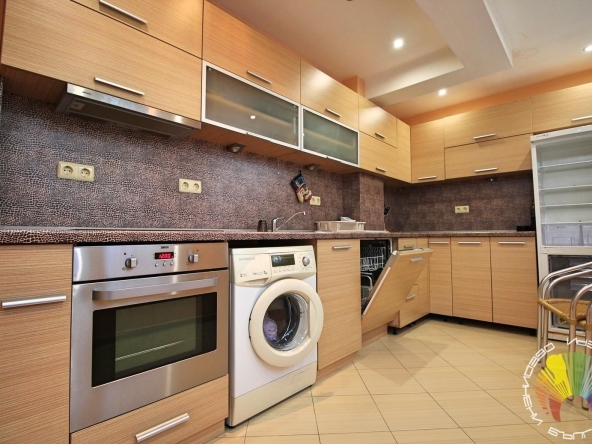 Дава се под наем Двустаен апартамент в Бургас, Изгрев - 75 кв.м за 459 € - Снимка #1