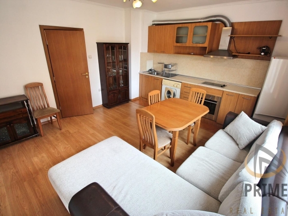 Дава се под наем Тристаен апартамент в Бургас, Център - 80 кв.м за 561 € - Снимка #1